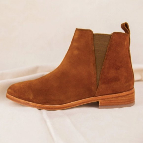 Nisolo Women's Chelsea Boot in Nutmeg - Picture 3 of 5
